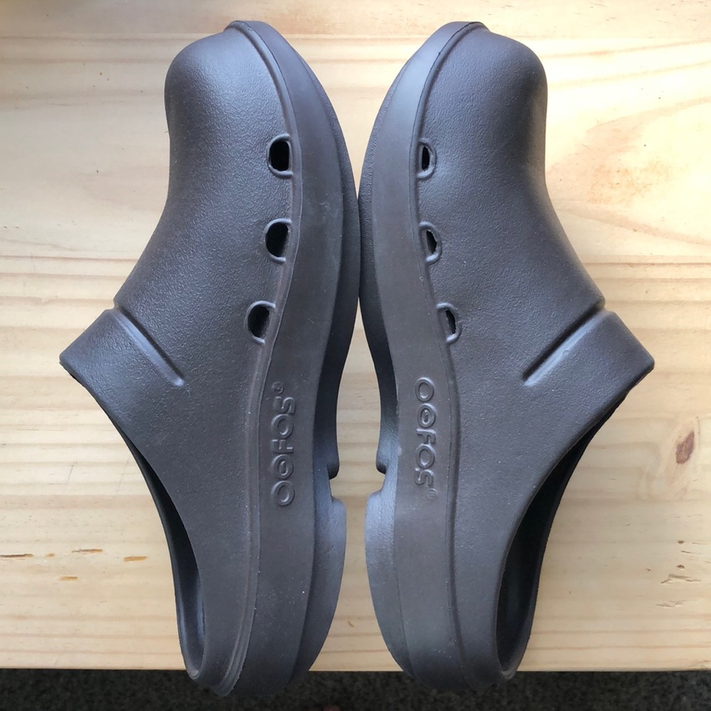 Oofos brown clogs unisex:Mens 6, women 8. Worn once. Excellent arch support!